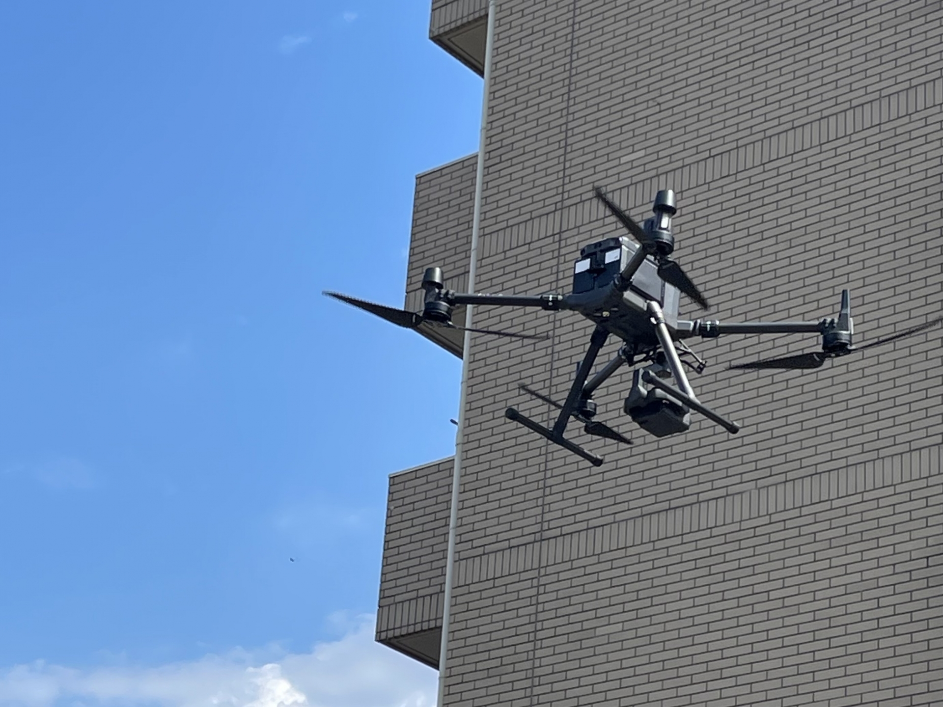 ドローンを操作して屋根を撮影する様子